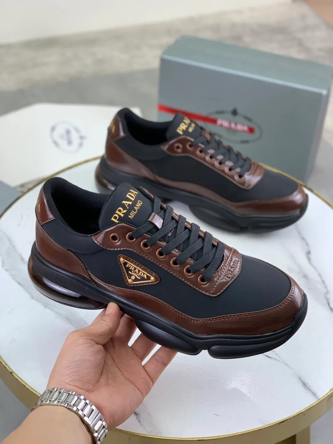 Men's men's shoes 💰P640 💰【New model】Top quality, new popular model on the official website, it will not go out of style for a hundred years, 🆘 The trendy brand (Prada) mainly promotes popular models, avant-garde and versatile fashionable men's shoes, private version molding, cowhide surface splicing 1:1 oil edge processing... fashionable and simple, original imported cowhide interior cowhide feet; the atmosphere and personality are more fashionable, eye-catching and pursuing class. It will subvert old ideas and be a must-have for fashionistas who want to spend time with you! Must keep it! High-end comfort, high-end quality workmanship. Size: 38-45 Various colors available. full package